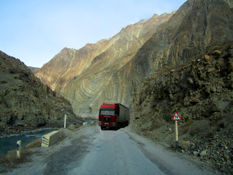 Pamir Highway entlang der afghanischen Grenze